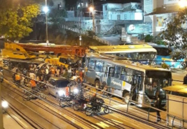 Caminhão guindaste perde o freio, atinge ônibus e carros em Niterói