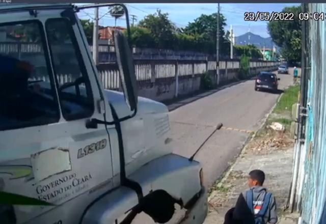 Caminhão indo em direção à um pedestre