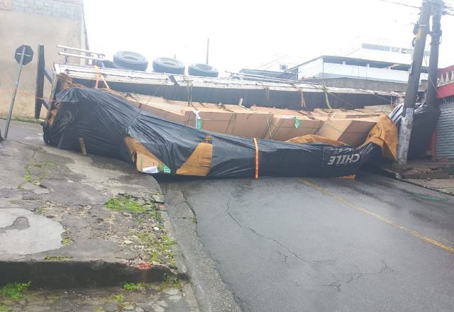 Caminhão tombado na Rua Xavantes com a Rua Rondônia, em Cotia | Foto: Prefeitura de Cotia