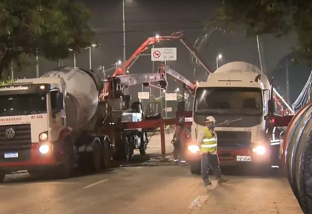 Caminhões de concreto na marginal tietê, durante a noite, em acidente que abriu cratera na via