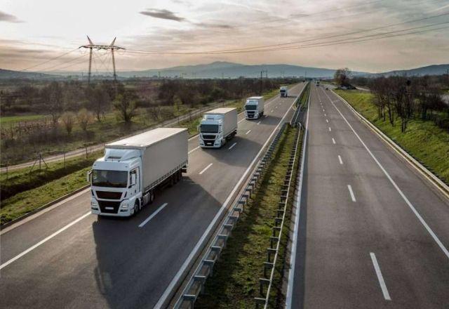 Caminhões em rodovias