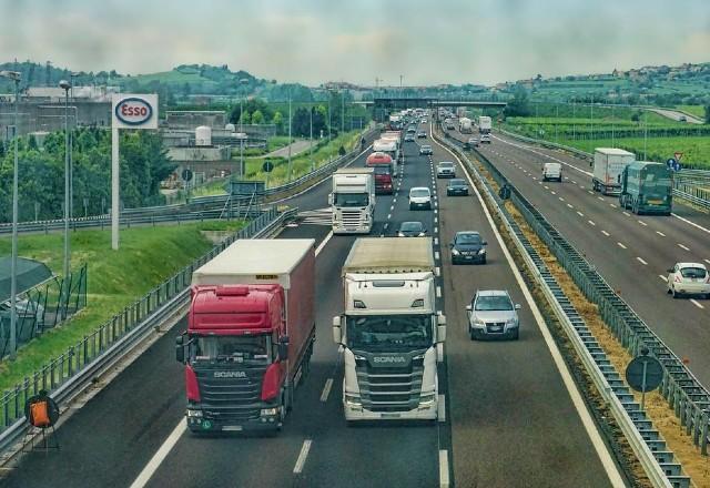 Caminhões em rodovias