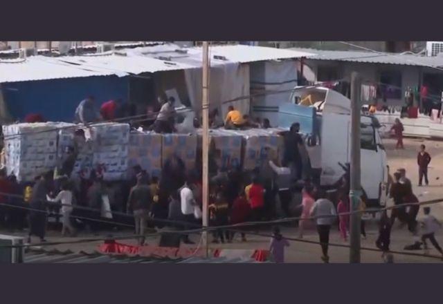 Caminhões levando ajuda humanitária para a Faixa de Gaza