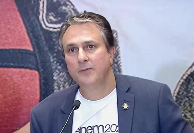 Camilo Santana fala ao microfone em coletiva de imprensa com balanço do primeiro dia do Enem (Reprodução/Canal Educação)