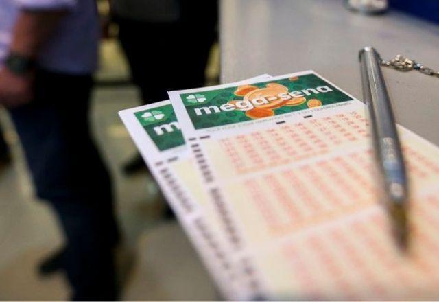 Caneta sobre cartelas de aposta da Mega-Sena (Agência Brasil)