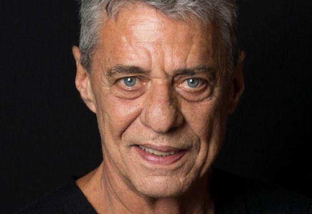 Cantor Chico Buarque em close