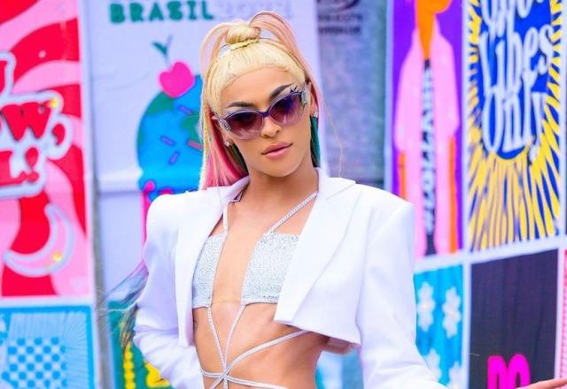 Cantora Pabllo Vittar  com roupa branca  e óculos