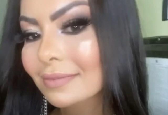 Cantora Paulinha Abelha; ela é branca, tem o cabelo escuro e liso, e está sorrindo