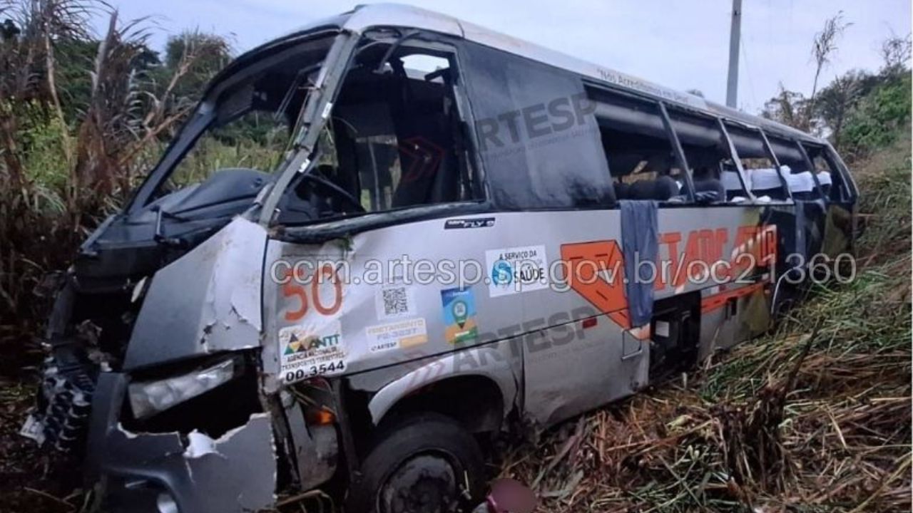 Capotamento de micro-ônibus deixa 3 mortos em rodovia de SP