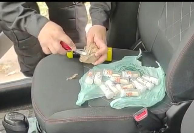 Cápsulas de cocaína no banco de um carro
