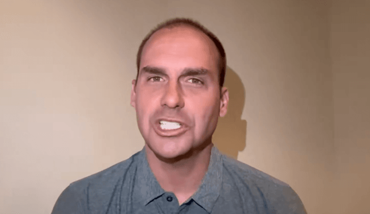 Eduardo Bolsonaro admite ter sido produtor-executivo de filme para segurar diretor de Hollywood