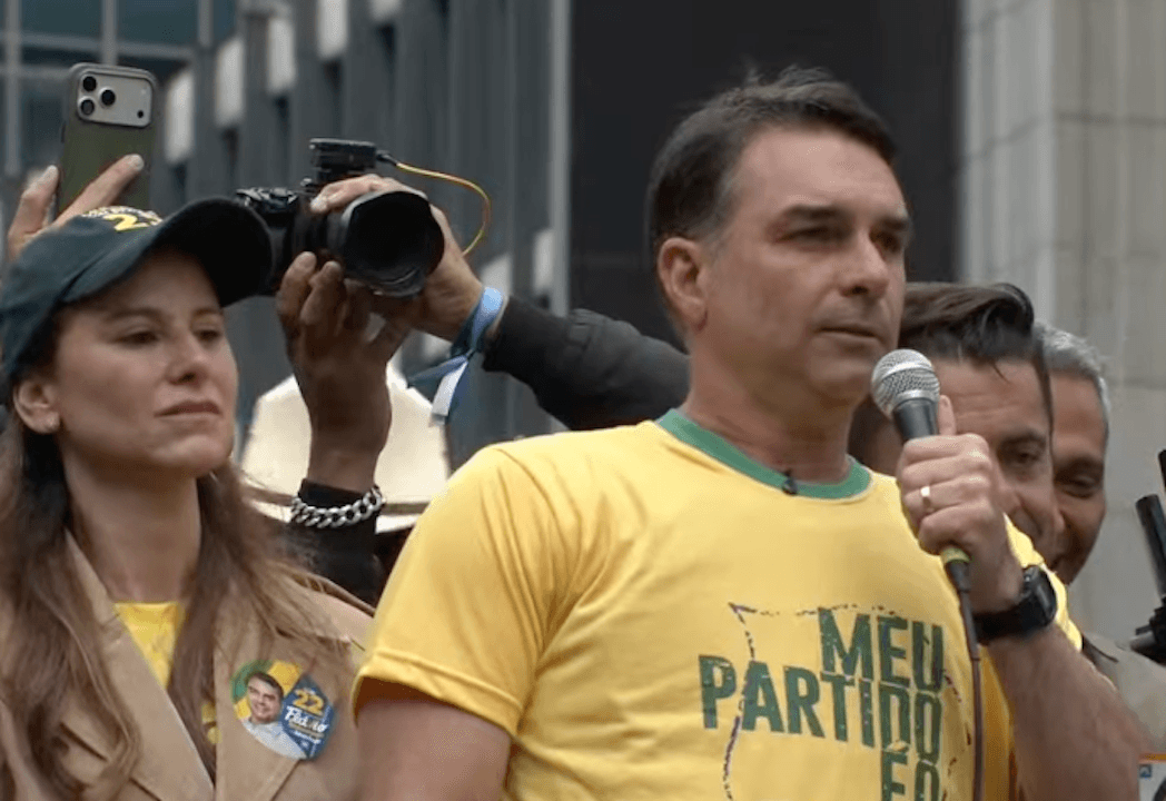 Flávio discurso ao lado da esposa, Fernanda Bolsonaro, durante ato na Avenida Paulista | Reprodução