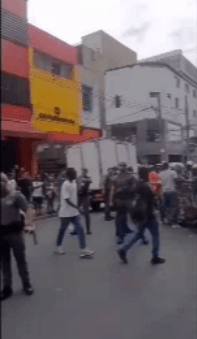 Ambulante senegalês leva tiro de arma de choque por PM no centro de SP