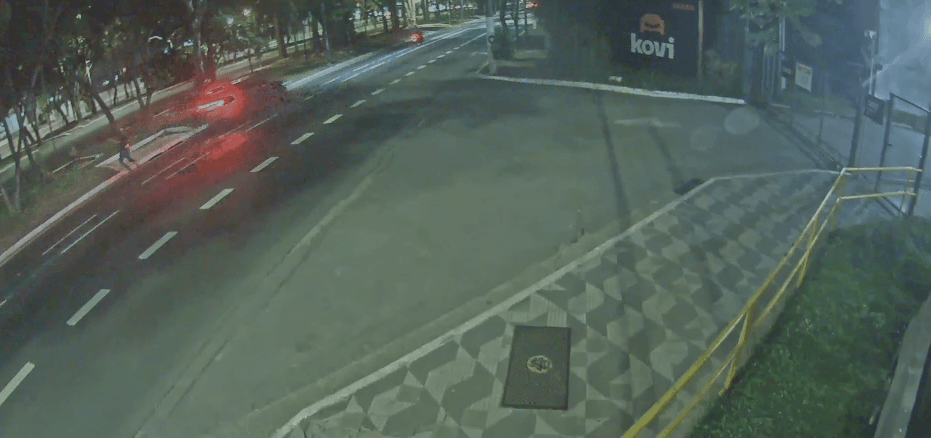 Vídeo: Motorista atropela pedestre, mata motociclista e foge em São Paulo 
