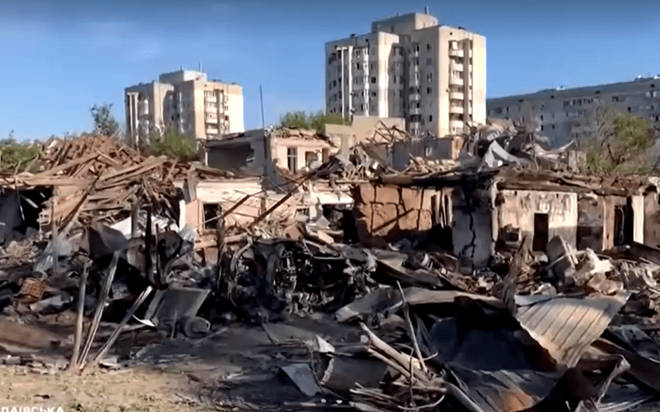  Ataque com míssil russo fere sete pessoas e destrói dezenas de casas em Mykolaiv, diz Ucrânia