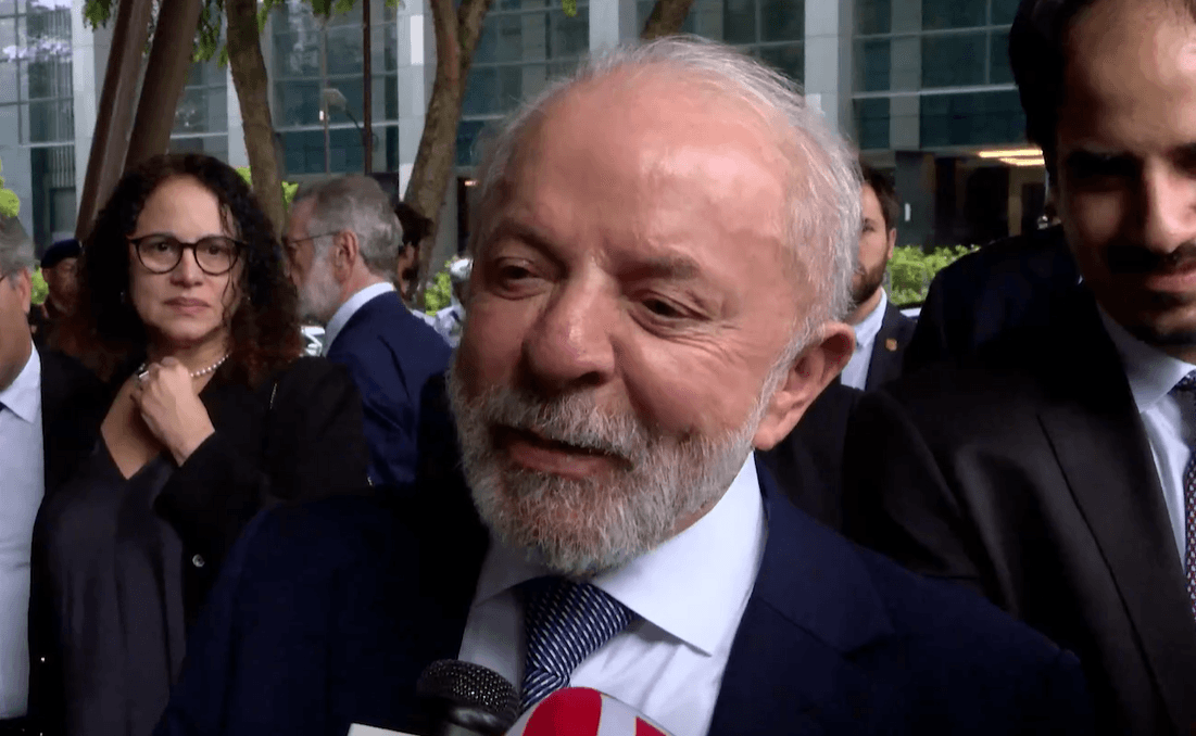 Lula conversa com jornalistas no hotel onde está hospedado em Kuala Lumpur, Malásia