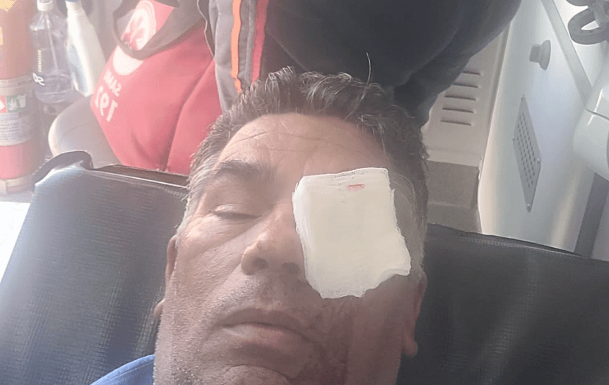 Passageiro agride motorista com socos após insistir para que a porta do ônibus fosse aberta.