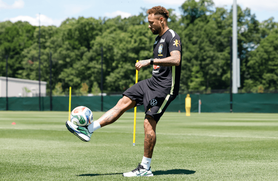 Imagem da notícia: Neymar volta ao campo em treino da Seleção Brasileira Imagem da notícia: Neymar volta ao campo em treino da Seleção Brasileira
