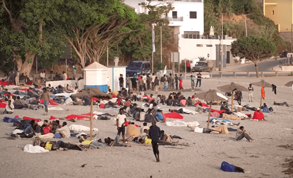 Migrantes Permanecem Em Praia De Ceuta Apos Travessia