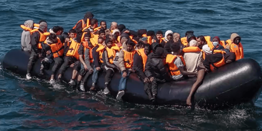 Recorde de 230 migrantes cruzam o Canal da Mancha
