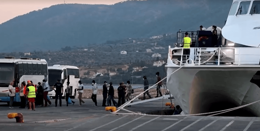 Grécia transfere 420 migrantes de Creta para outras ilhas Grécia transfere 420 migrantes de Creta para outras ilhas