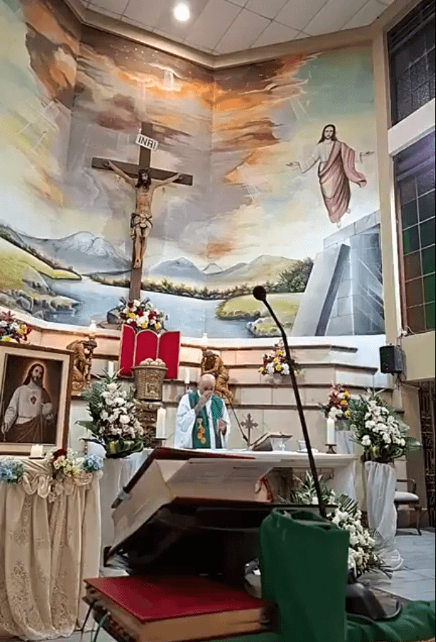 Padre morre após cruz cair sobre ele em missa no Equador