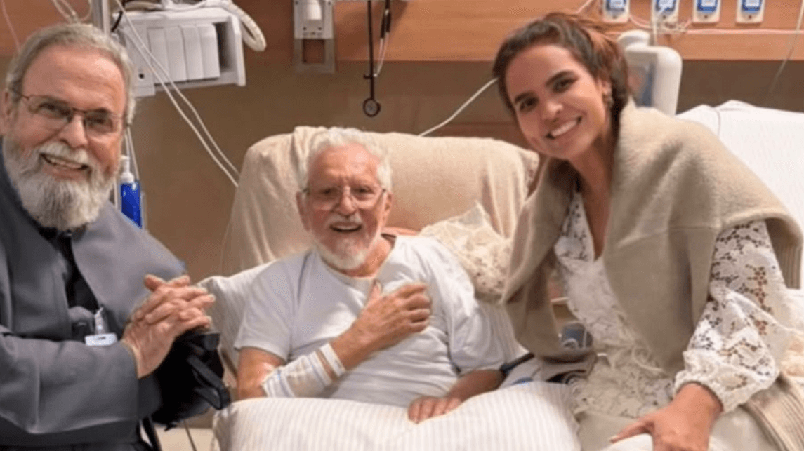 Carlos Alberto de Nóbrega aparece pela 1ª vez após cirurgia