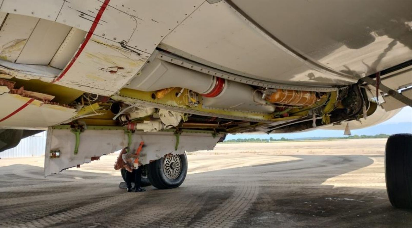 Danos às carenagens da fuselagem inferior da aeronave. | Reprodução/Cenipa
