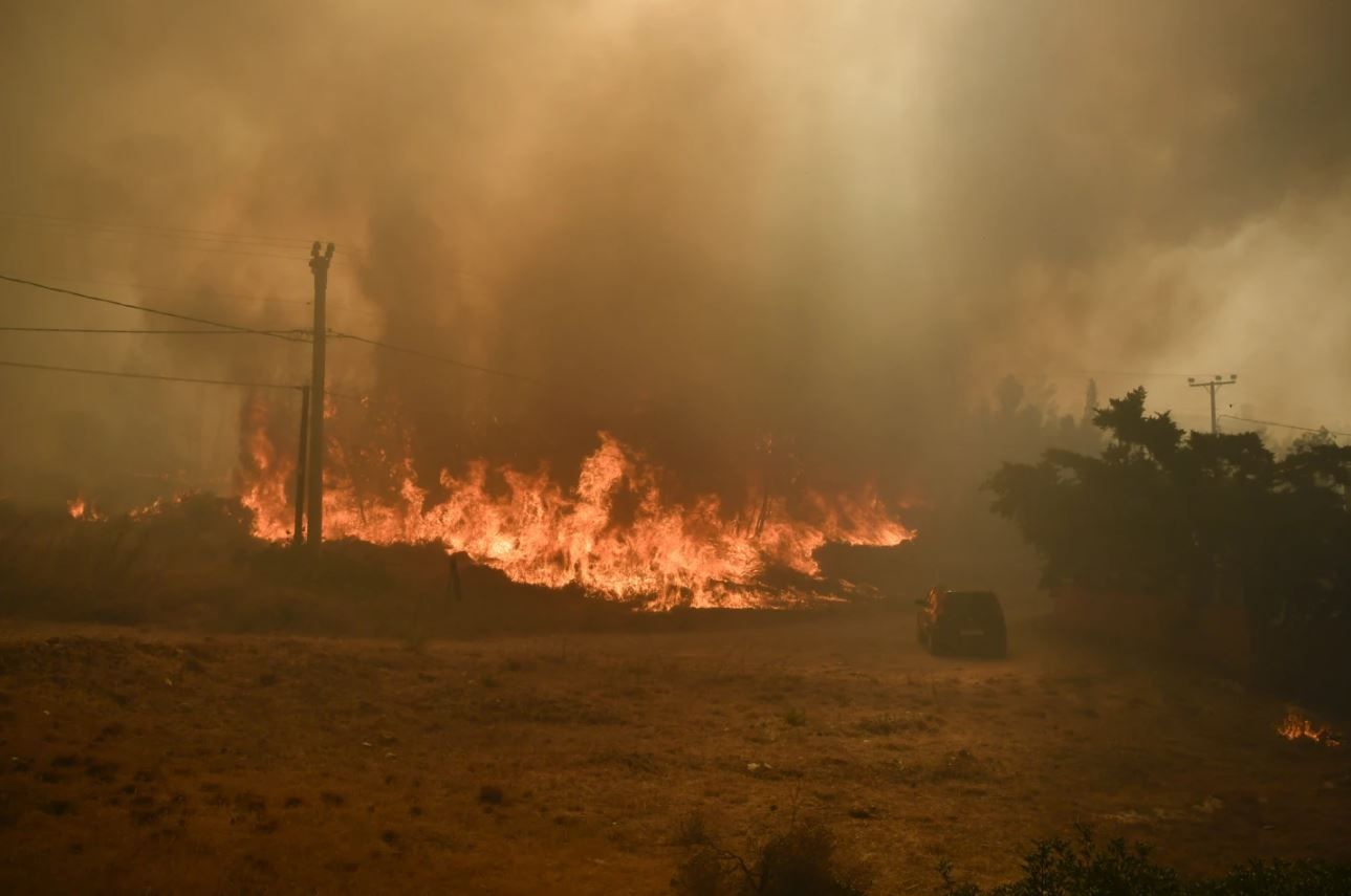 Car é tomado pelo fogo na cidade de Dioni, no noroeste de Atenas, na Grécia | AP/Michael Varaklas