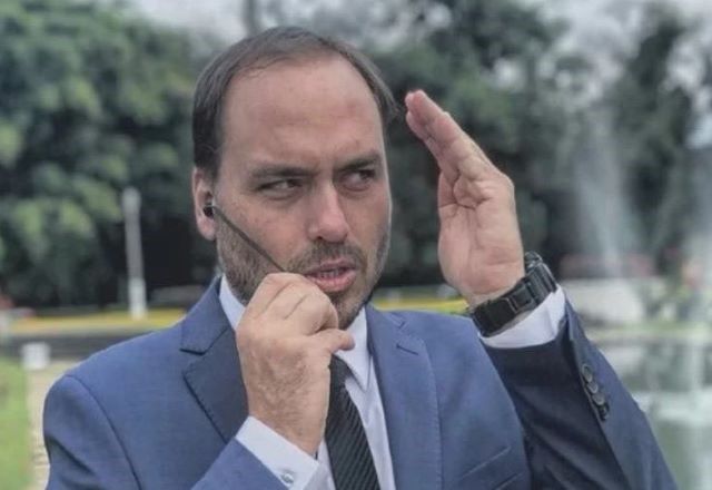 Assessora de Carlos Bolsonaro depôs à PF no mesmo dia que o vereador e filho "02" do ex-presidente | Reprodução