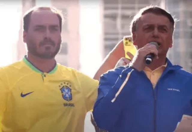 Carlos e Jair Bolsonaro em foto publicada pelo ex-vereador | Reprodução