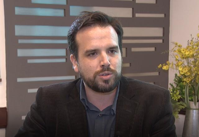 Carlos Manuel Baigorri, presidente da Anatel de blazer preto e camiseta e barba