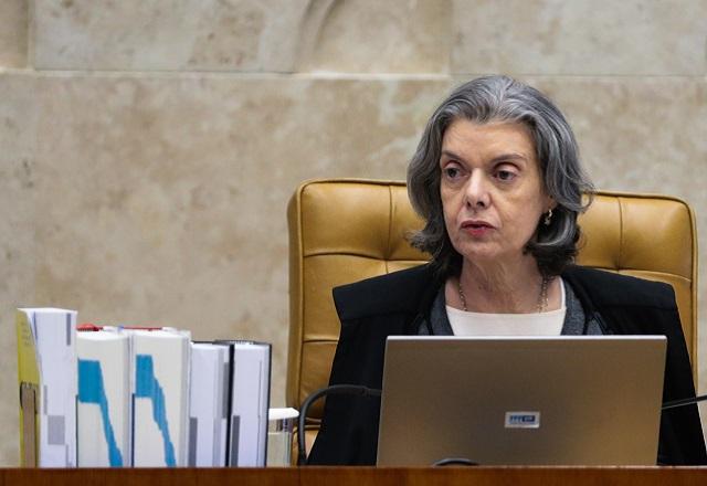 Cármen Lúcia olha para o lado (Agência Brasil)