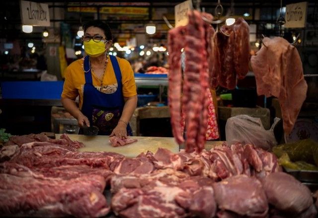 Carne de porco é vendida em mercado na Tailândia | Reuters/Athit Perawongmetha