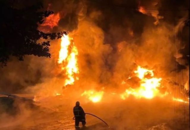 Bombeiro apaga fogo causado por carreta | Foto: 7º Batalhão de Bombeiros Militar 