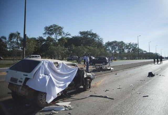 Carro acidentado em rodovia