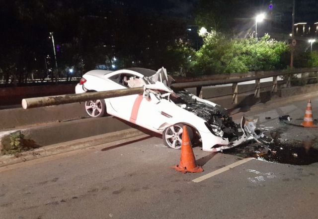 Carro ficou destruído e com proteção da pista atravessada em São Paulo | Foto: CET/SP