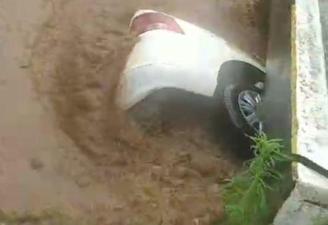 Carro arrastado pela chuva em SC