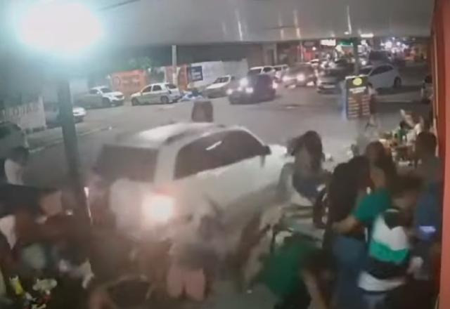 Carro atropela 12 pessoas em Feira de Santana na Bahia