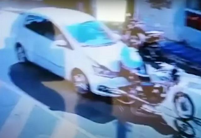 Carro branco com moto presa no pára-choque após arrastar e atropelar casal em Guarapari (ES)