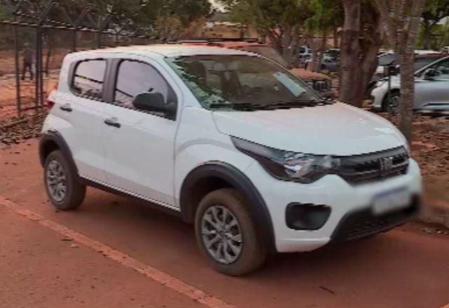 Carro branco estacionado na delegacia. Veículo foi usado pelo motorista para praticar o crime