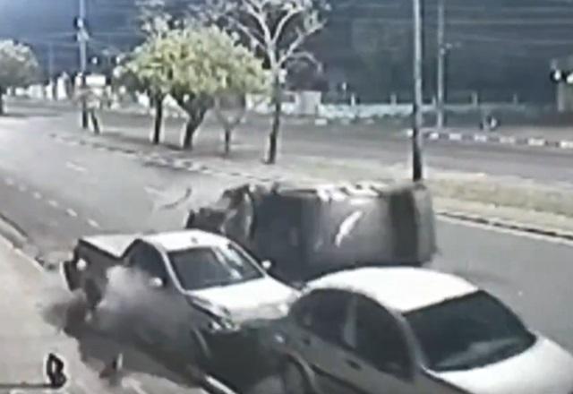 Carro capotando após bater em veículos estacionados em rua, durante a noite