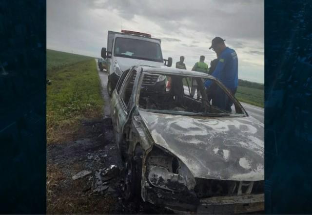 Carro carbonizado