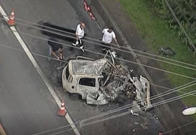 Carro carbonizado após colisão no ABC Paulista