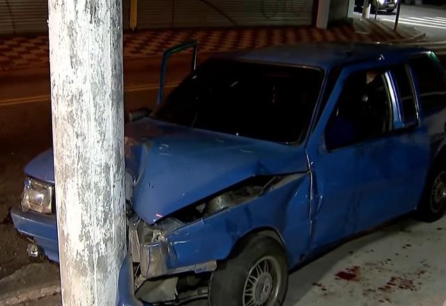 Carro colidido com poste
