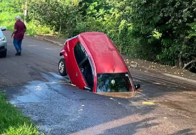 Carro engolido por cratera no Paraná |  Foto: Defesa Civil de Jaguapitã