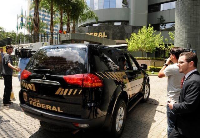 Carro da PF entra na sede da corporação cercada por cinegrafistas e jornalistas