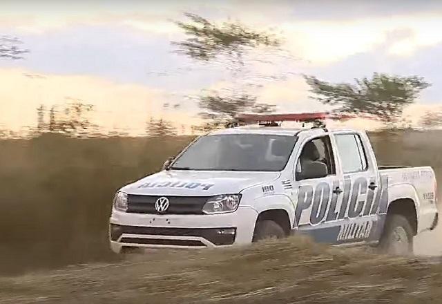 Carro da Polícia Militar de Goiás em buscas por Lázaro Barbosa