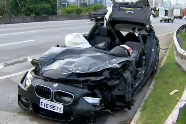 Carro de luxo provoca o capotamento de outros dois veículos em SP