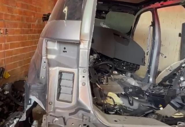 Carro  de Péricles é encontrado sem portas e demais equipamentos